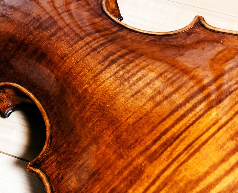 バイオリンの裏板の虎杢や一枚板か二枚板かは音色と関係ないのか 