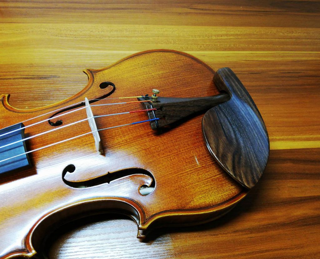 バイオリンの顎当ての種類】形はどれがいい？どう選ぶ？位置は？│タサカログ